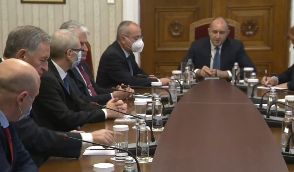 Служебното правителство обмисля поетапното връщане на учениците в клас срещу тестване